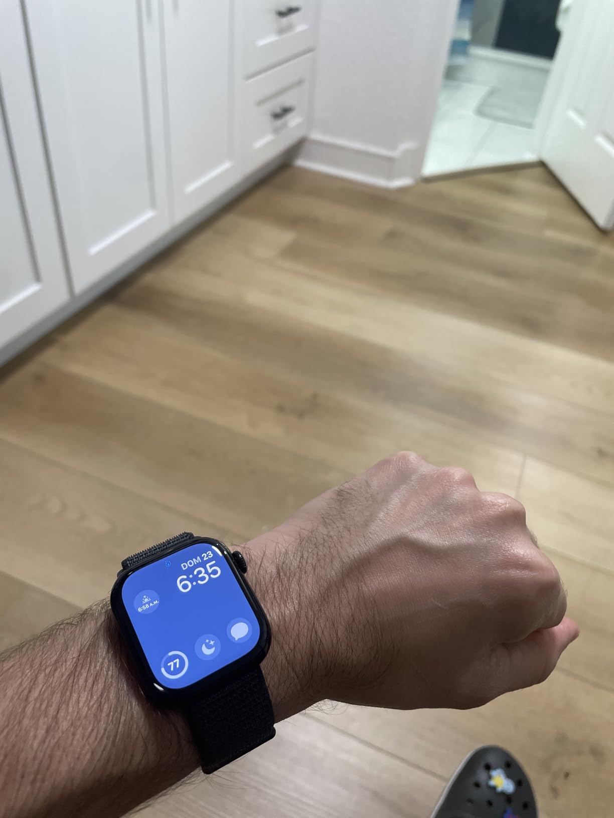 Apple Watch Series 10 [GPS 46mm case] Smartwatch with Jet Black Aluminum Case with Black Sport Band - M/L customer photo 1