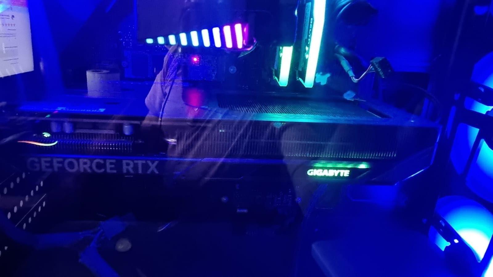 GIGABYTE GeForce RTX 5060 WINDFORCE OC 8G Graphics Card, 8GB 128-bit GDDR7, PCIe 5.0, WINDFORCE Cooling System, GV-N5060WF2OC-8GD Video Card Customer Review GIGABYTE GeForce RTX 5060 WINDFORCE OC 8G Graphics Card, 8GB 128-bit GDDR7, PCIe 5.0, WINDFORCE Cooling System, GV-N5060WF2OC-8GD Video Card - Customer Photo 1