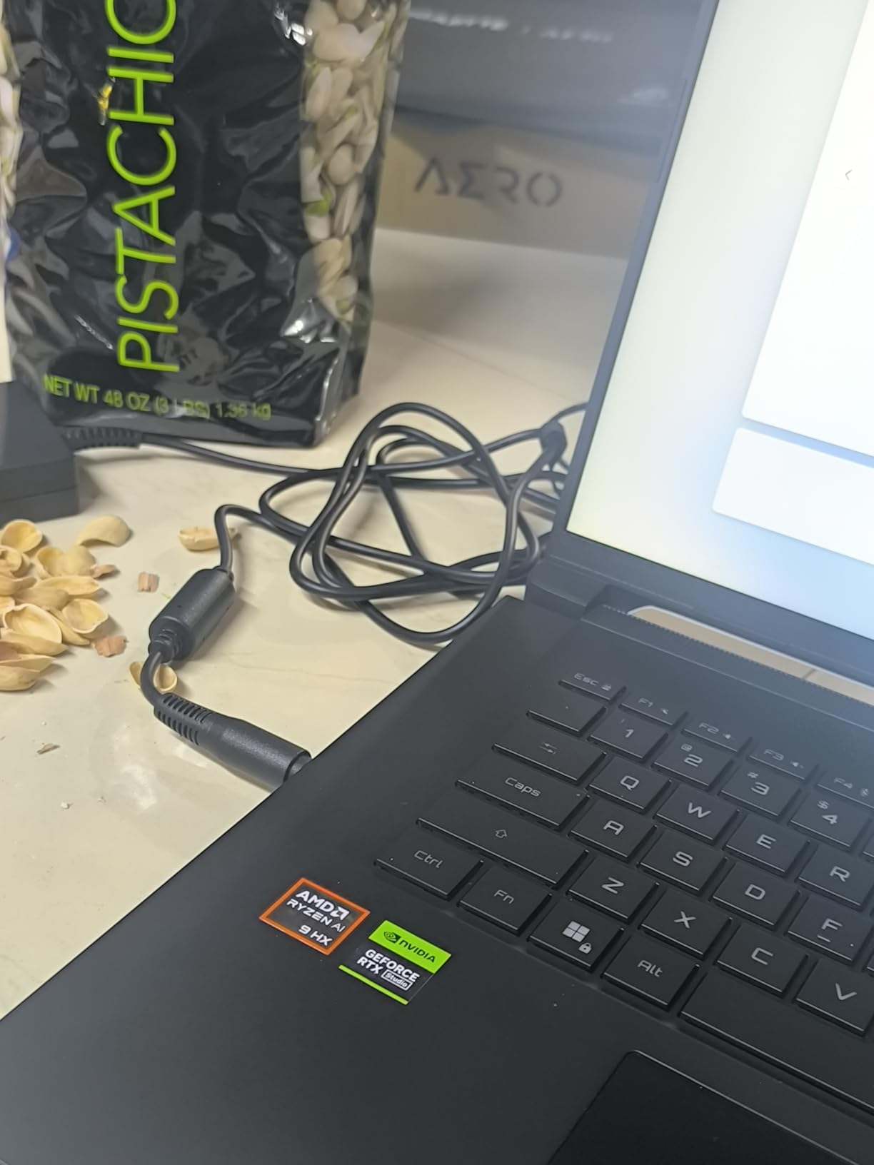 GIGABYTE AERO X16; Copilot+ PC - 165Hz 2560x1600 WQXGA - NVIDIA GeForce RTX 5070 - AMD Ryzen AI 7 350 - Customer Photo 3