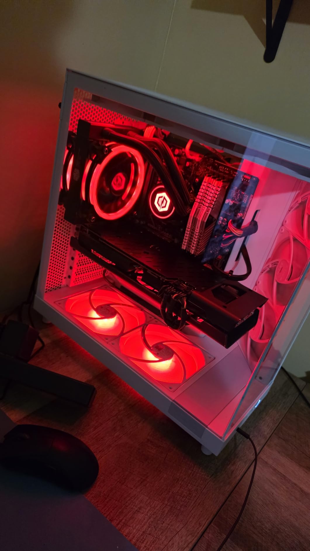 NZXT H6 Flow | CC-H61FB-01 | Compact Dual-Chamber Mid-Tower Airflow Case | Panoramic Glass Panels | High-Performance Airflow Panels | Includes 3 x 120mm Fans | Cable Management | Black Customer Review NZXT H6 Flow | CC-H61FB-01 | Compact Dual-Chamber Mid-Tower Airflow Case | Panoramic Glass Panels | High-Performance Airflow Panels | Includes 3 x 120mm Fans | Cable Management | Black - Customer Photo 1