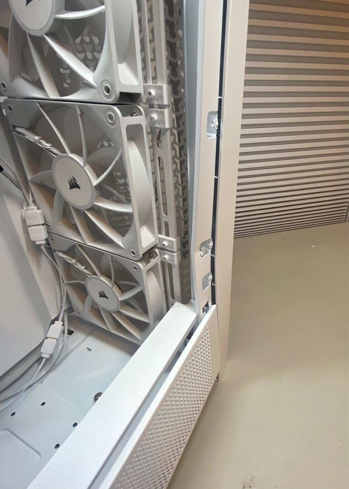 CORSAIR 4000D RS ARGB Frame Modular Mid-Tower ATX PC Case – High Airflow, 3X Pre-Installed RS ARGB Fans, InfiniRail™ Fan Mounting System, ASUS BTF, MSI Project Zero, Gigabyte Project Stealth – Black Customer Review CORSAIR 4000D RS ARGB Frame Modular Mid-Tower ATX PC Case – High Airflow, 3X Pre-Installed RS ARGB Fans, InfiniRail™ Fan Mounting System, ASUS BTF, MSI Project Zero, Gigabyte Project Stealth – Black - Customer Photo 1