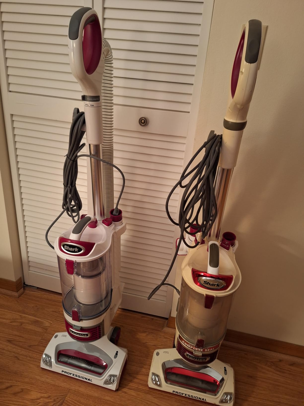 Shark ZU503AMZ Navigator Lift-Away Upright Vacuum with Self-Cleaning Brushroll, HEPA Filter, Swivel Steering, Upholstery Tool & Pet Crevice Tool, Perfect for Pets & Multi-Surface, Teal customer photo 2