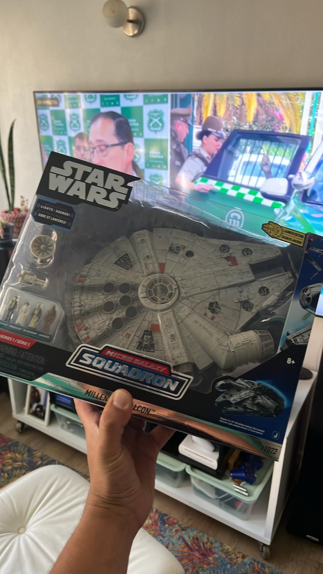 Star Wars Micro Galaxy Squadron Millennium Falcon - 9-Inch Assault Class Vehicle with Four 1-Inch Micro Figure Accessories customer photo 1