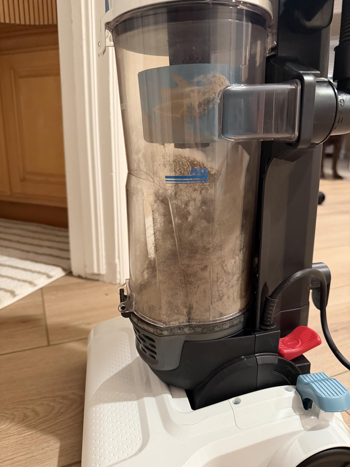 Amazon Basics Upright Bagless Vacuum Cleaner for Carpet and Hard Floors, Washable Filter, Crevice and Upholstery Tools, Detachable Handle, Lightweight, 1.7L Dust Cup, 25ft Cord, Black/White customer photo 1