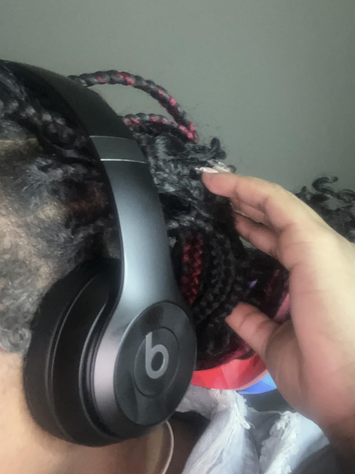 Beats Solo 4 - Wireless Bluetooth On-Ear Headphones, Apple & Android Compatible, Up to 50 Hours of Battery Life - Matte Black (Renewed Premium) customer photo 1