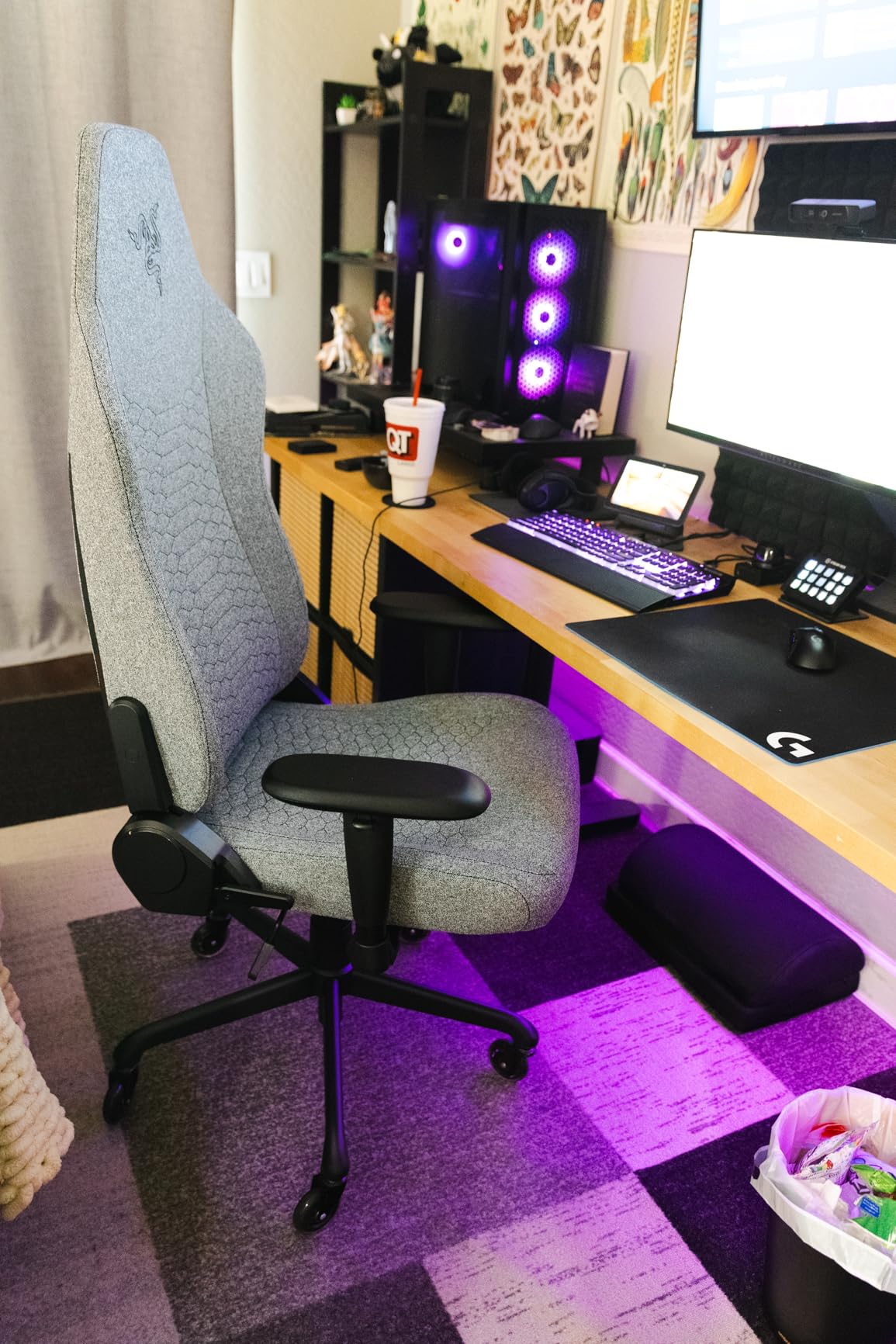 Razer Iskur V2 X Ergonomic Gaming Chair: Built-in Lumbar Support - Widened Seat - High Density Foam Cushions - Adjustable 152 Degree Recline - 2D Armrests - Plush Fabric Finish - Light Gray Edition customer photo 2