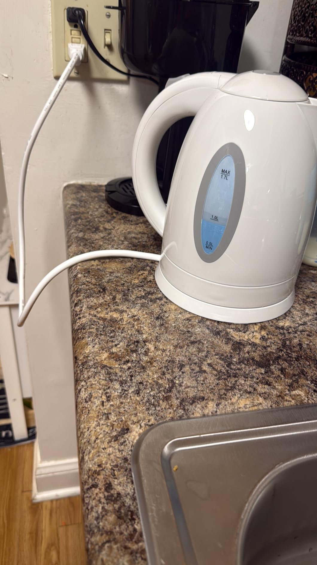 OVENTE Electric Kettle, 1.7L Fast Boiling Water Heater for Coffee or Tea, BPA Free with Water Level Gauge, Auto Shut-Off, Boil-Dry Protection, Indicator Light and Removable Filter, Black KP72B customer photo 2