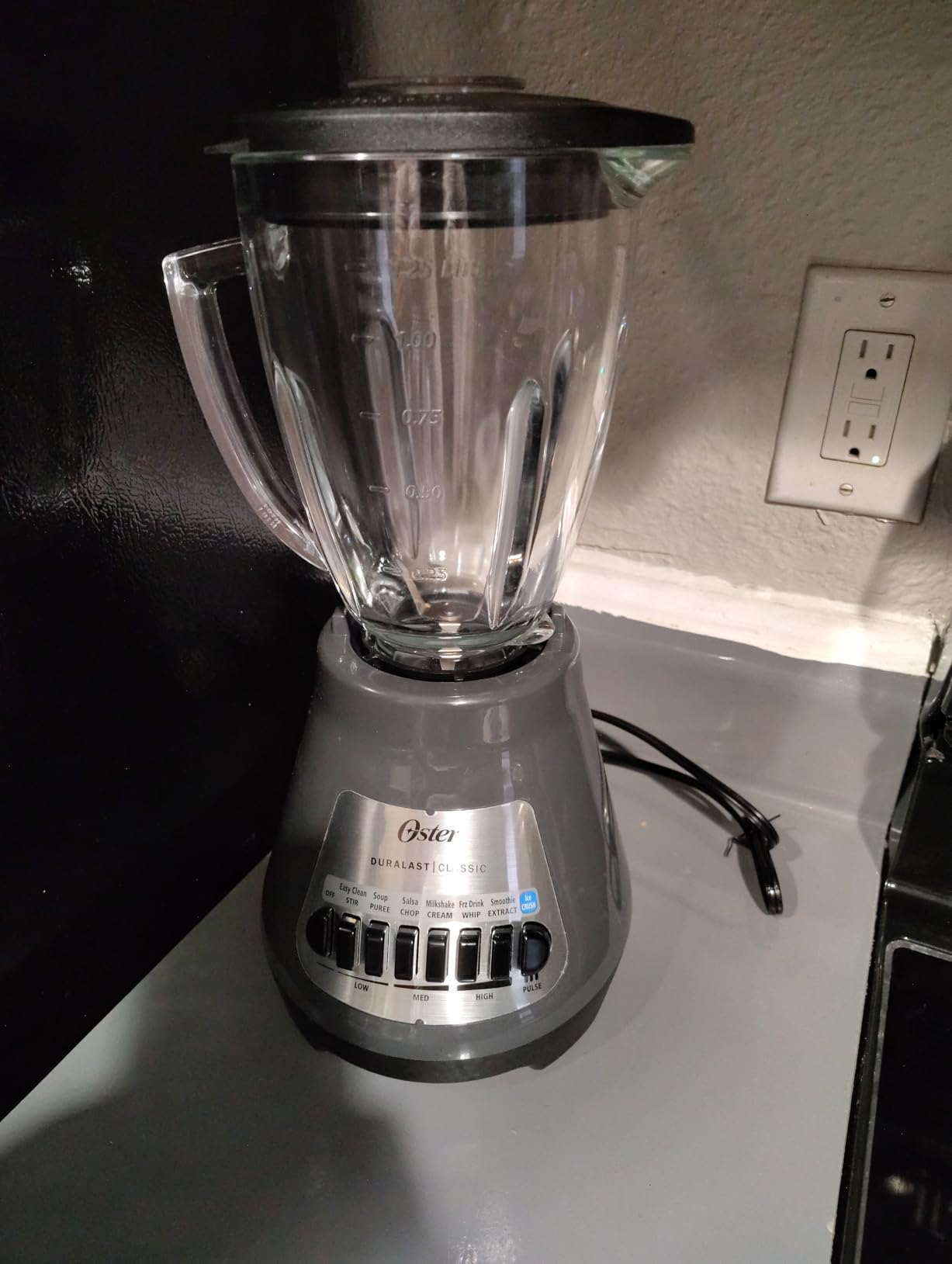 Oster Classic Series 8-Speed Blender with 6-Cup Glass Jar, Gray customer photo 2