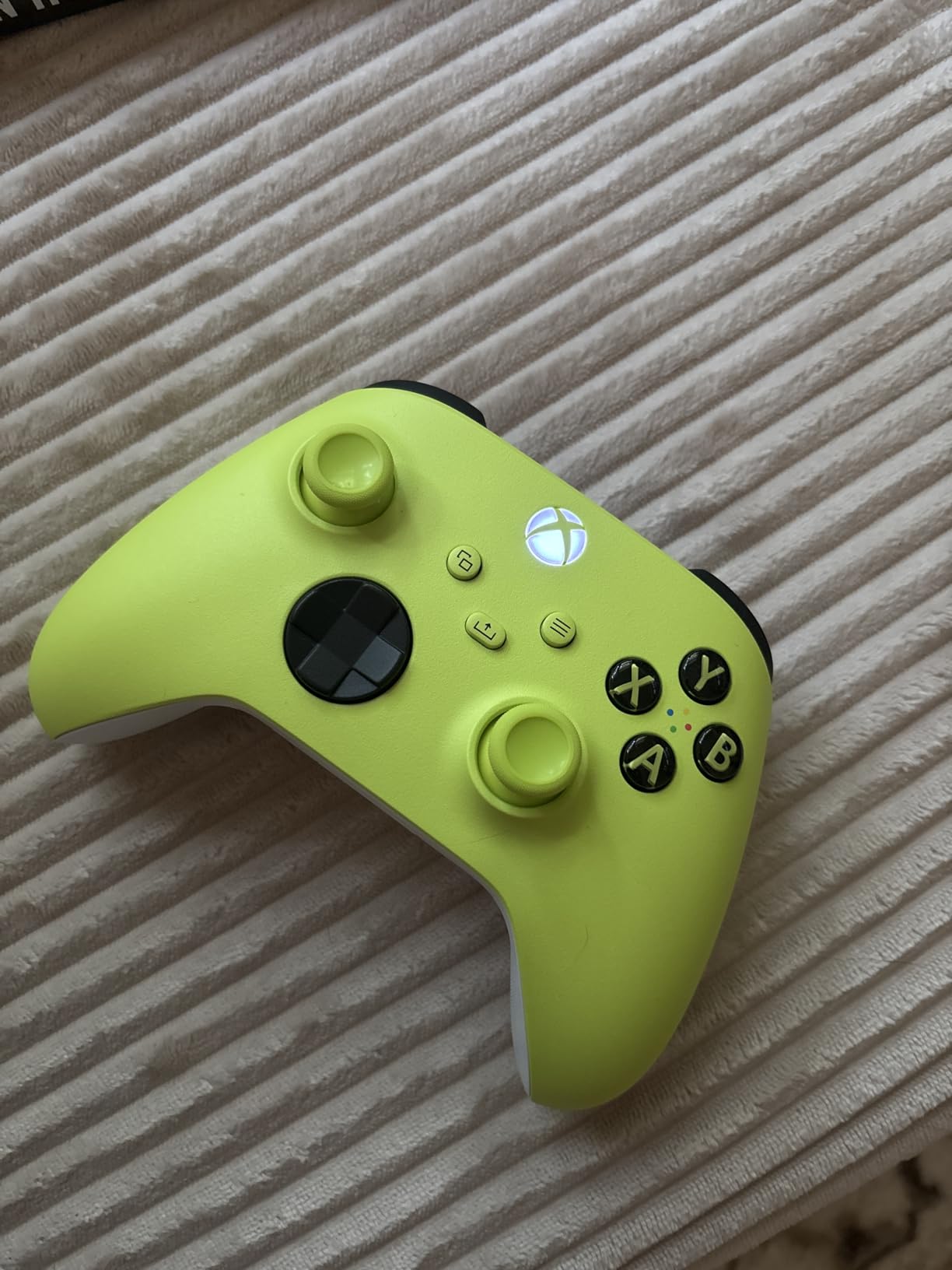 Xbox Wireless Gaming Controller | Electric Volt | Console, PC, & Cloud Devices | Textured Grip | Wireless, Bluetooth, USB-C Connectivity customer photo 1