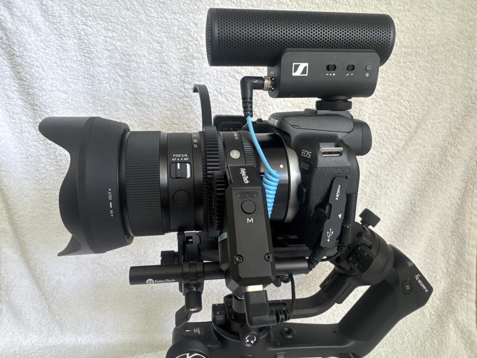 EOS R10 Mirrorless Camera with RF-S 18-45mm Lens Kit customer photo 2