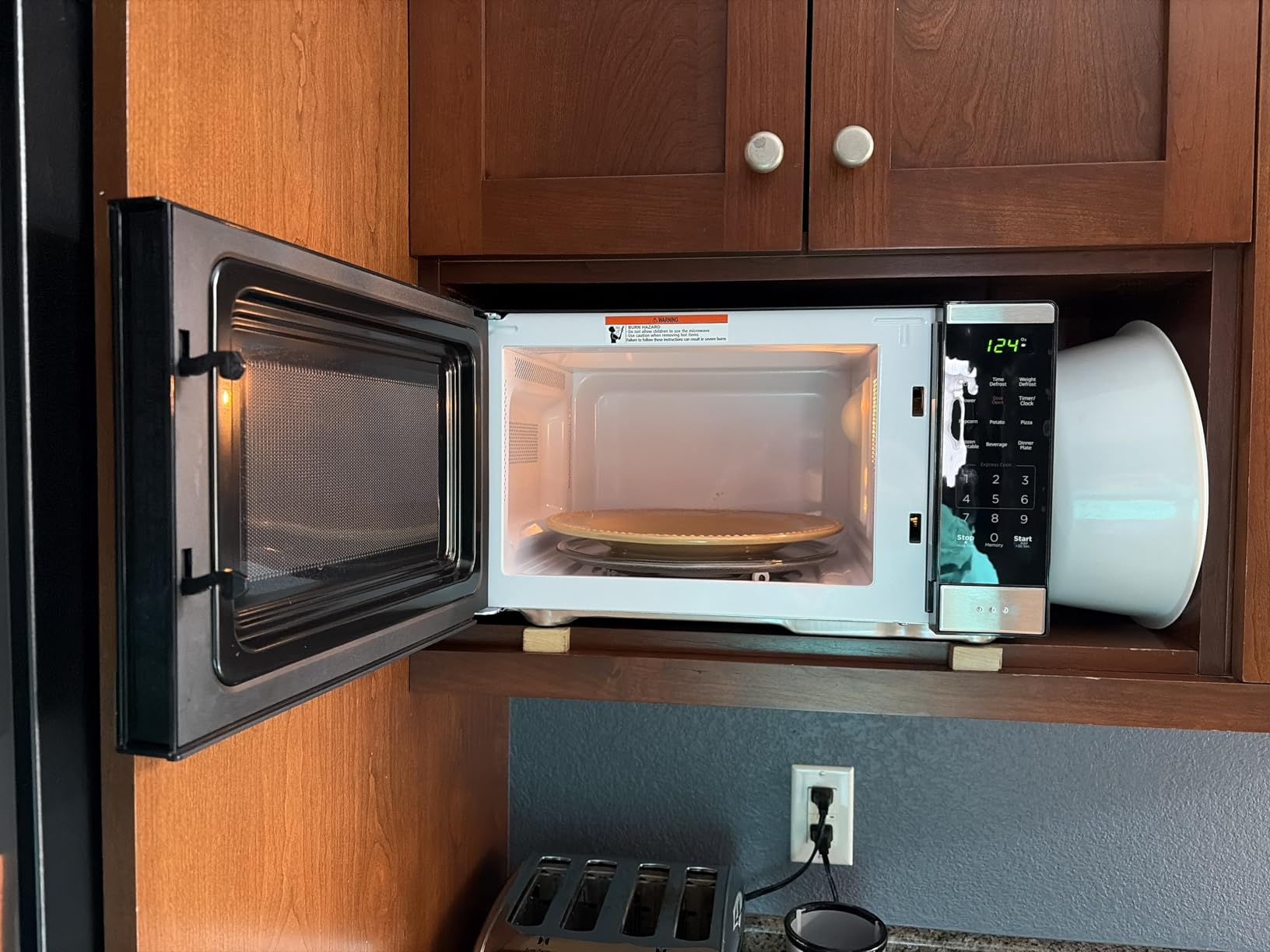 BLACK+DECKER Countertop Microwave Oven 0.9 Cu Ft, 6 Auto Menus, Child Lock, Memory Function, 10 Power Levels, Easy One-Touch Start, Digital Panel, 900W customer photo 2