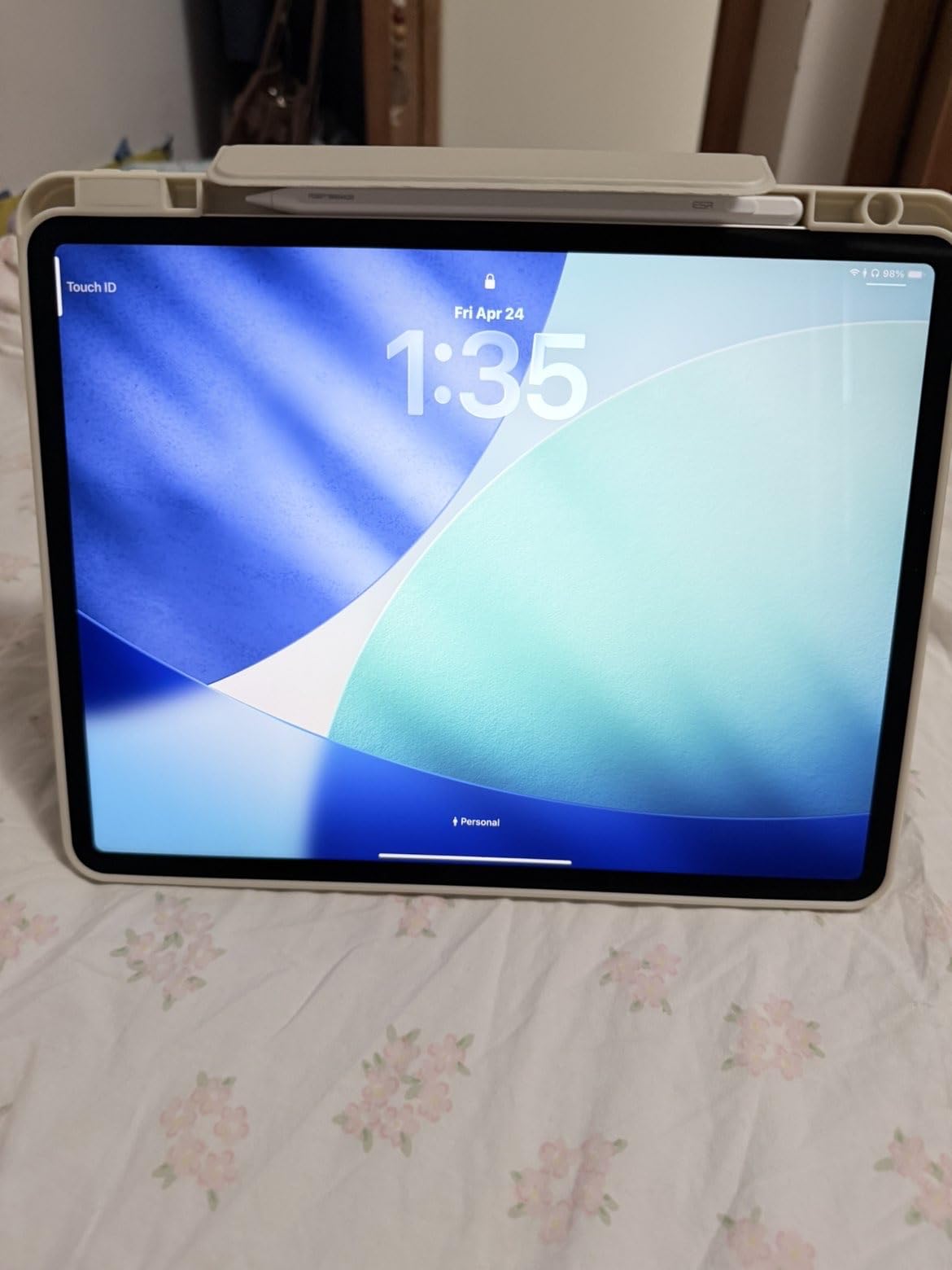 iPad Air 13-inch (M4): Liquid Retina Display, 128GB, 12MP Front/Back Camera, Wi-Fi 7 with Apple N1, Touch ID, All-Day Battery Life - Space Gray customer photo 2