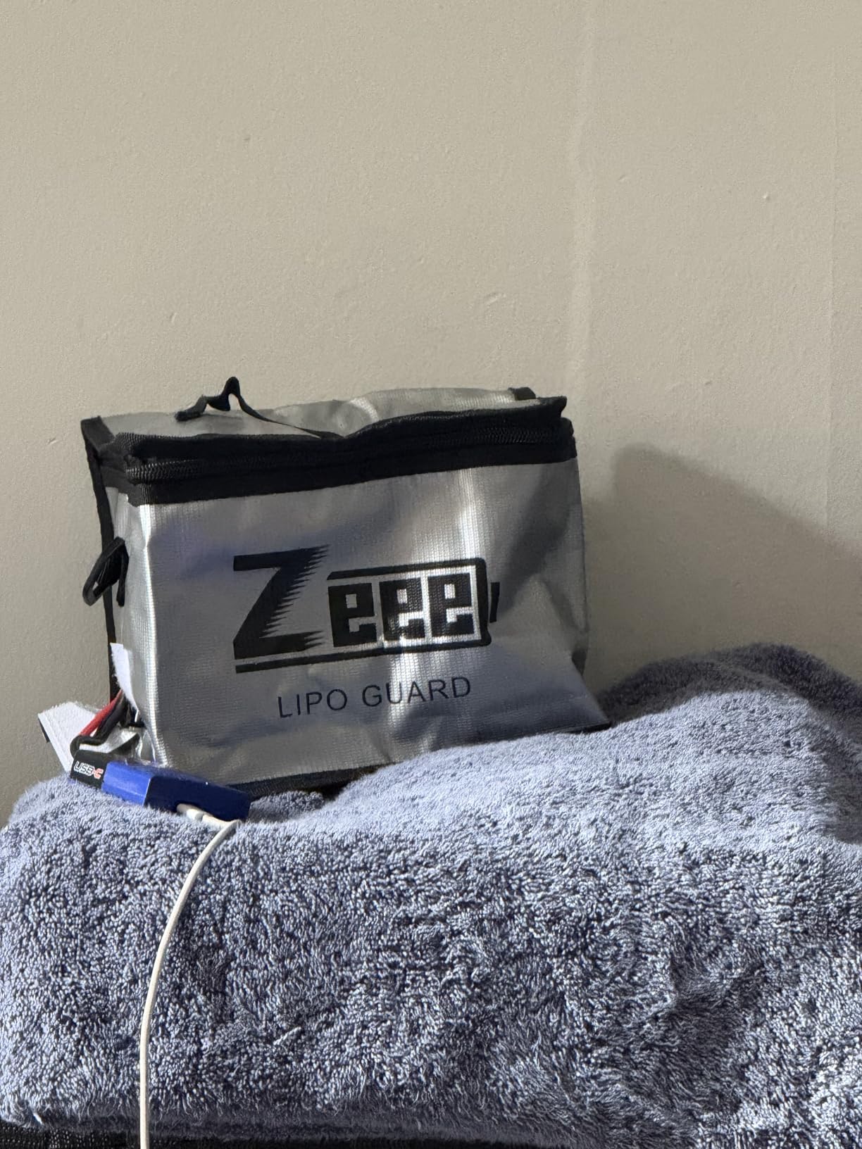 Zeee Fireproof Explosionproof Lipo Bag Battery Storage (8.46 x 6.5 x 5.71in) | Large Capacity Guard Pouch for Lipo Charge & Storage customer photo 2