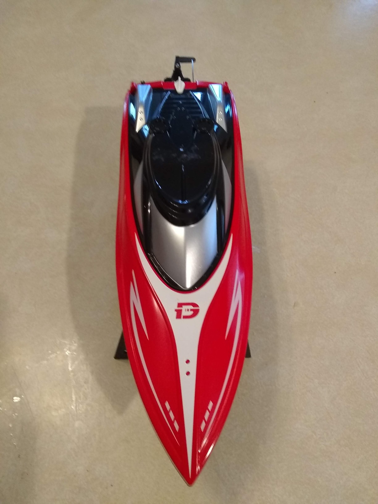 DEERC H120 Fast RC Boat for Pools and Lakes, 2.4 GHz 20+ MPH Racing Boats for Kids & Adults with Rechargeable Battery,Low Battery Alarm,Capsize Recovery,Gifts for Boys Girls | 2.4GHz High Speed with Rechargeable Battery,Low Battery Alarm,Capsize Recovery,Gifts for Boys Girls customer photo 1