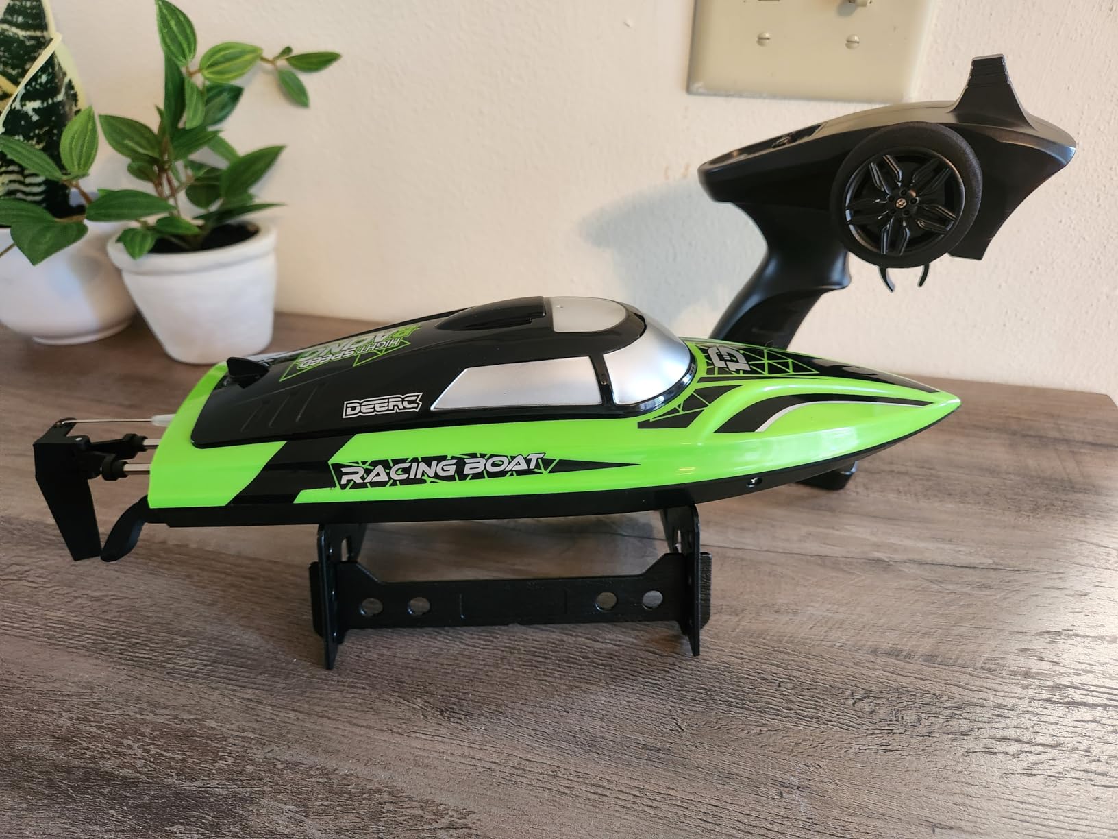 DEERC 14-Inch High Speed RC Boat, 20+ MPH, Auto Self-Righting, 2 Batteries customer photo 2