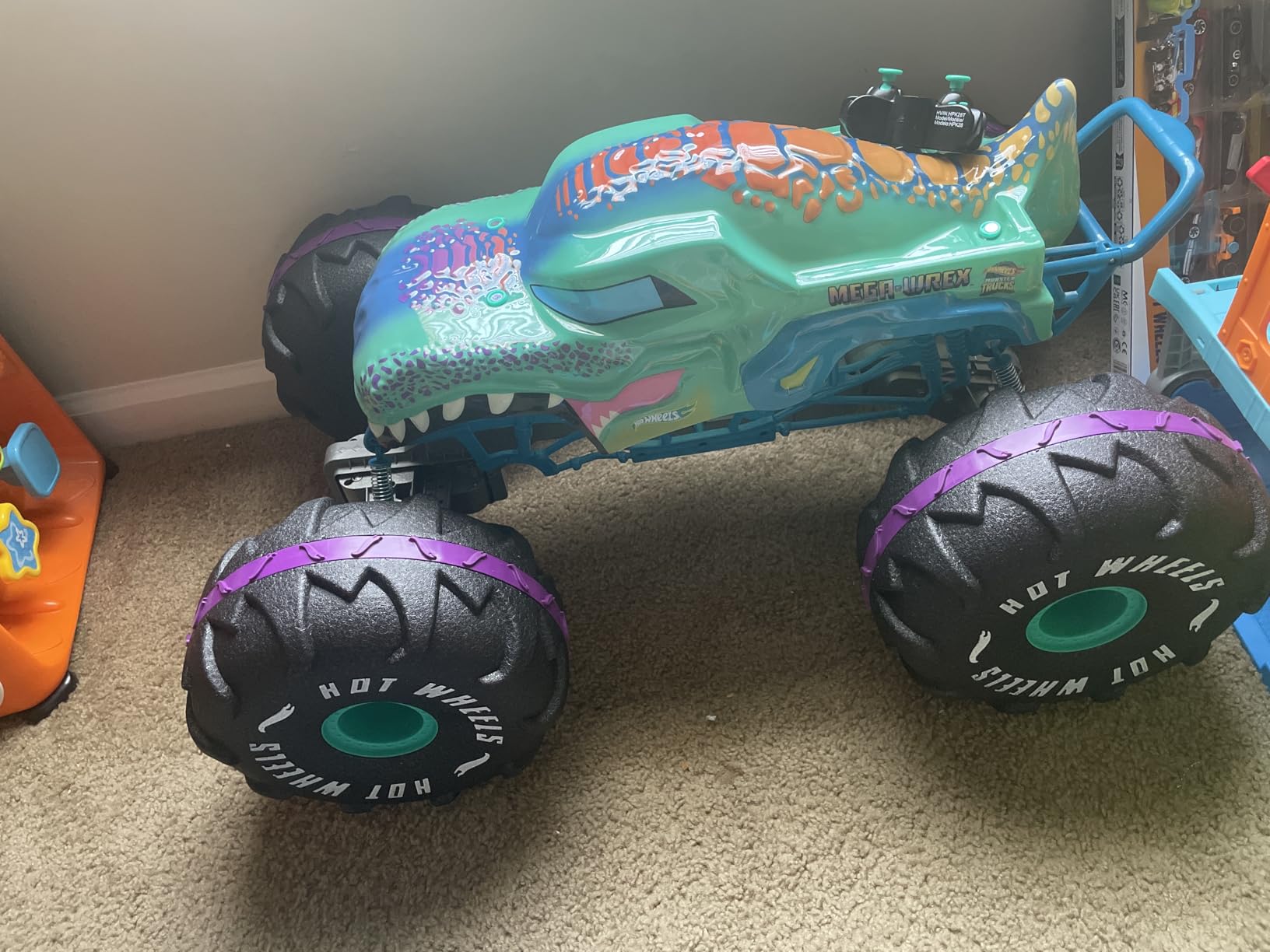 Hot Wheels RC Monster Trucks Mega-Wrex in 1:6th Scale, Extra Large Remote-Control Toy Truck, More Than 2ft Long customer photo 2