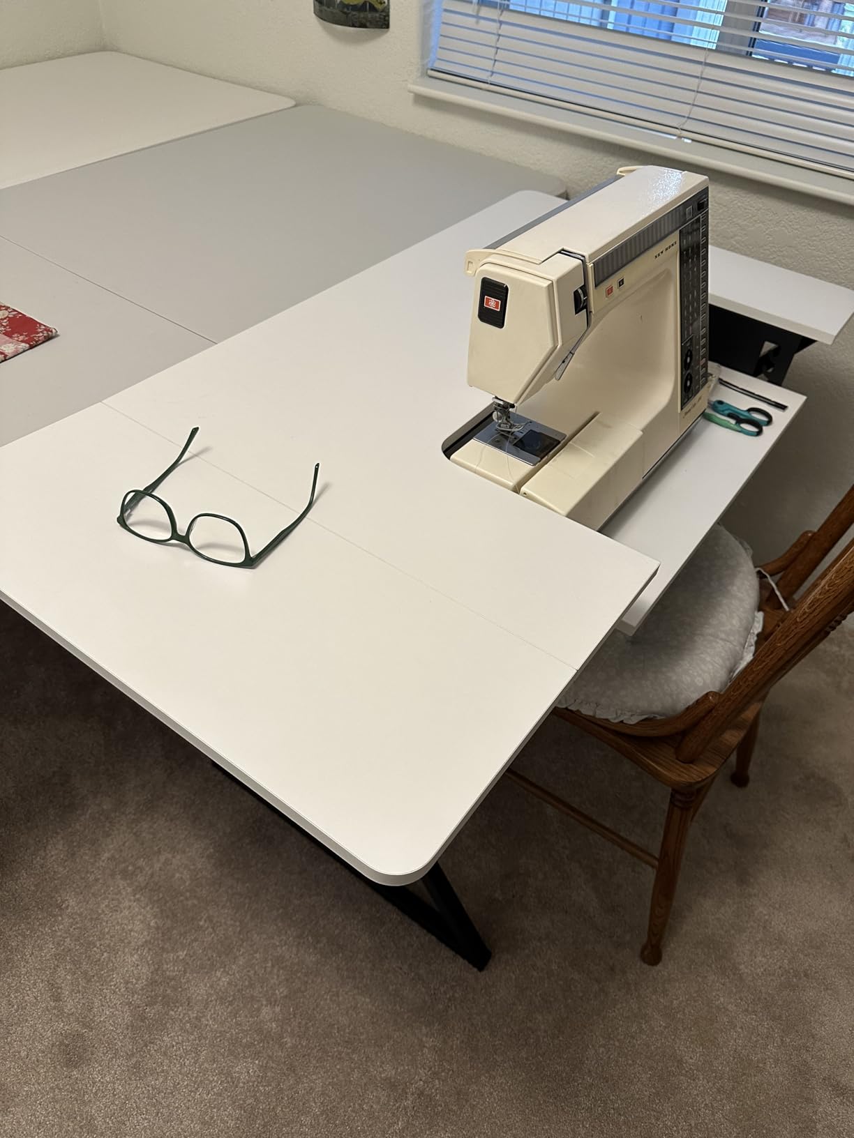 Sewing Table, Large Sewing Machine Table with Adjustable Platform and Storage Shelf - White customer photo 1