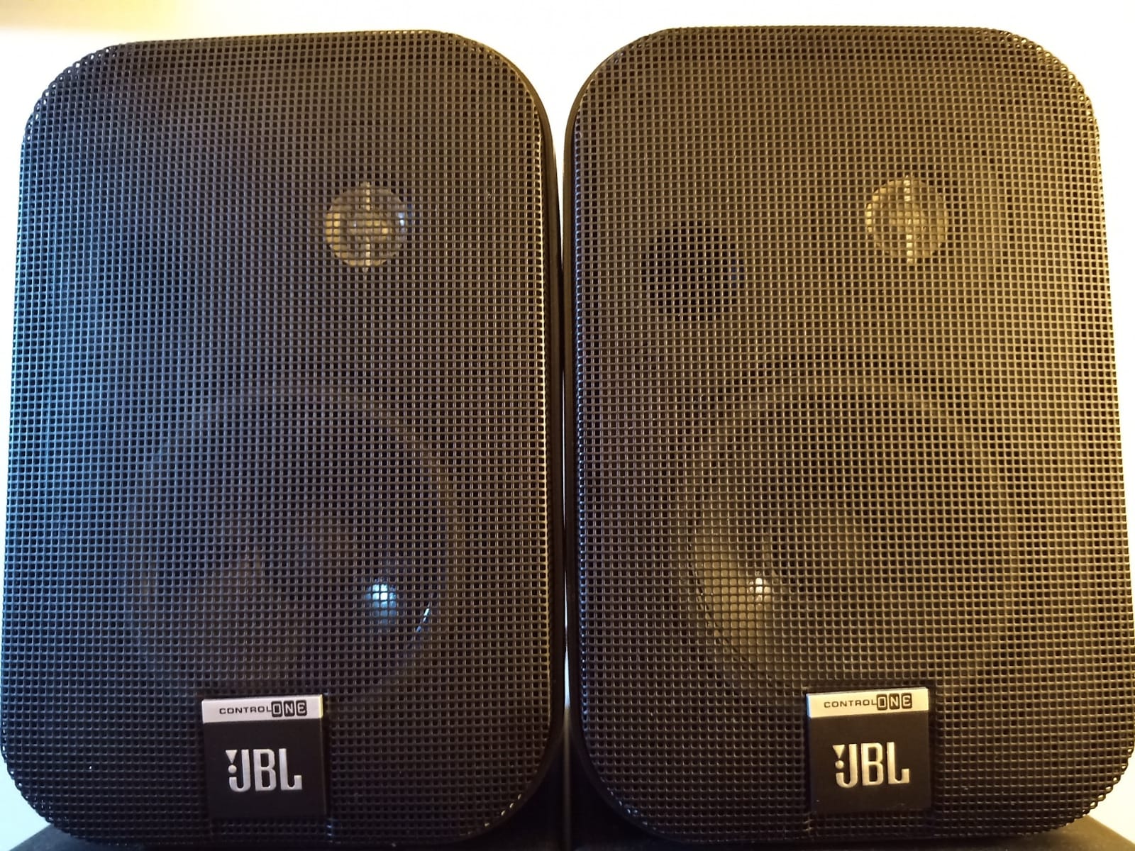 Dual Waterproof Outdoor Speaker System - 6.5 Inch Pair of Weatherproof Wall / Ceiling Mounted Speakers Heavy Duty Universal Mount - Use in the Pool, Patio, Indoor - Pyle PDWR50B (Black) customer photo 2