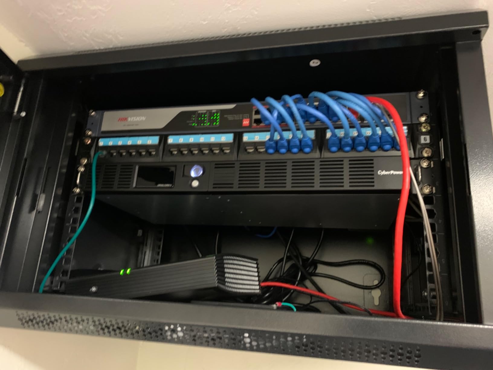 CyberPower OR500LCDRM1U Smart App LCD UPS Battery Backup and Surge Protector, 500VA/300W, 6 Outlets, AVR, 1U Rackmount, UL Certified customer photo 1