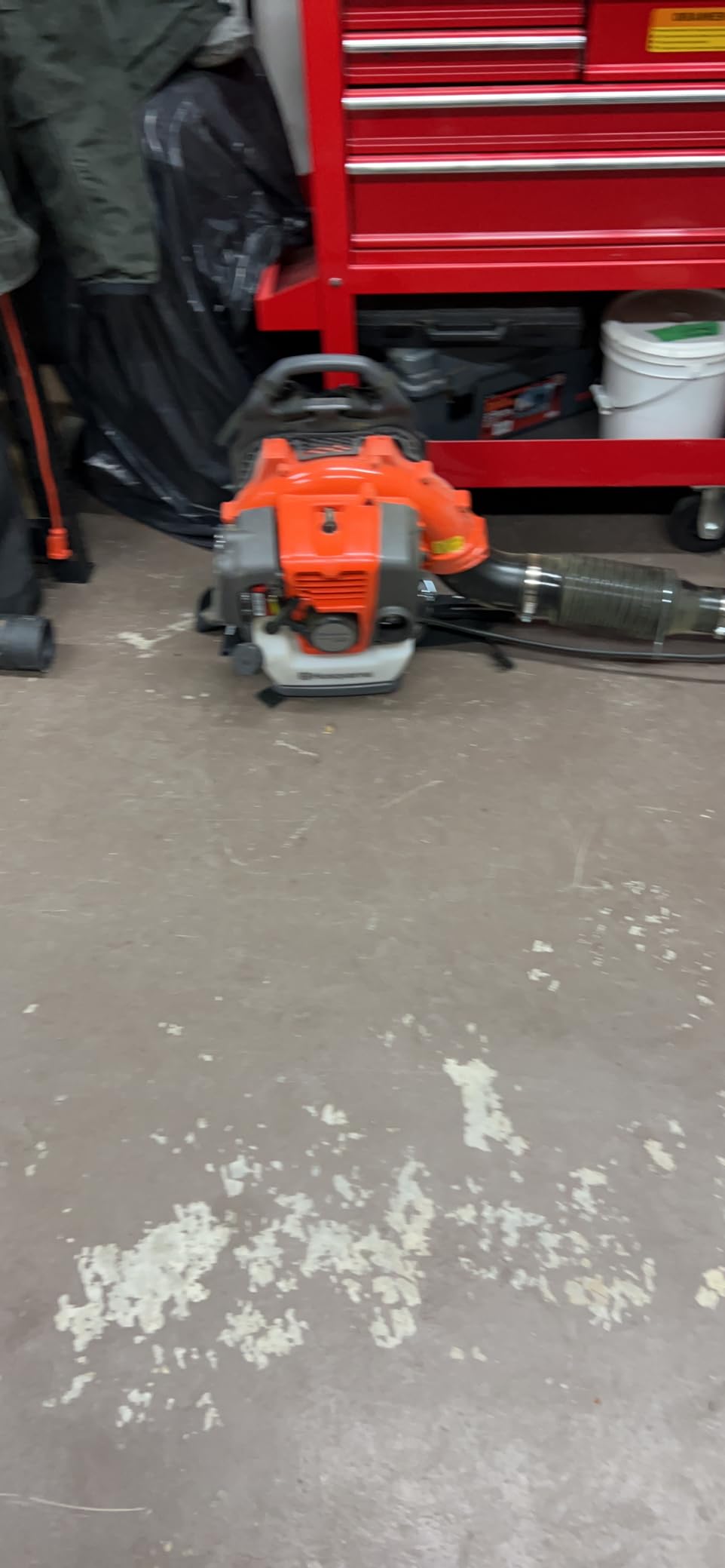 Husqvarna 350BT Gas Leaf Blower, 50.2-cc 2.1-HP 2-Cycle Backpack Leaf Blower with 692-CFM, 180-MPH, 21-N Powerful Clearing Performance and Ergonomic Harness System customer photo 1