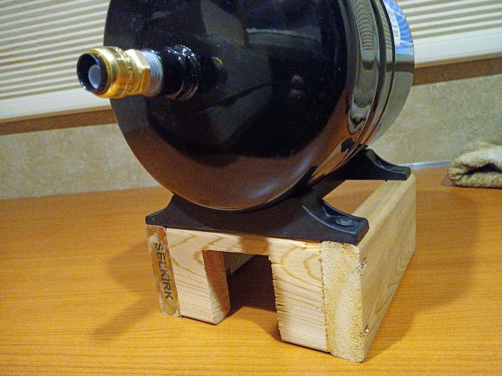 2 Gallon Accumulator Expansion Tank With Wall Mount Bracket 1/2