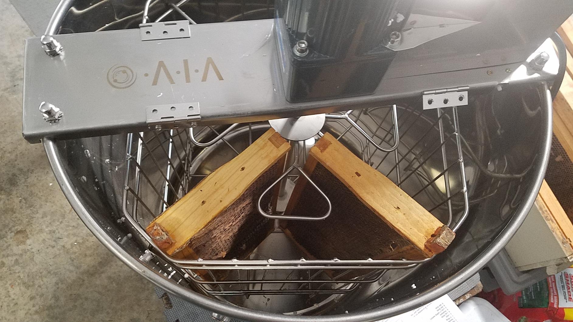 VIVO Electric Honey Extractor 8 Frame Rack, BEE-V004E | 4 Deep Frames, Food Grade, Stainless Steel, Honey Processing Equipment, Powered Honeycomb Drum Spinner, Transparent Lid customer photo 1