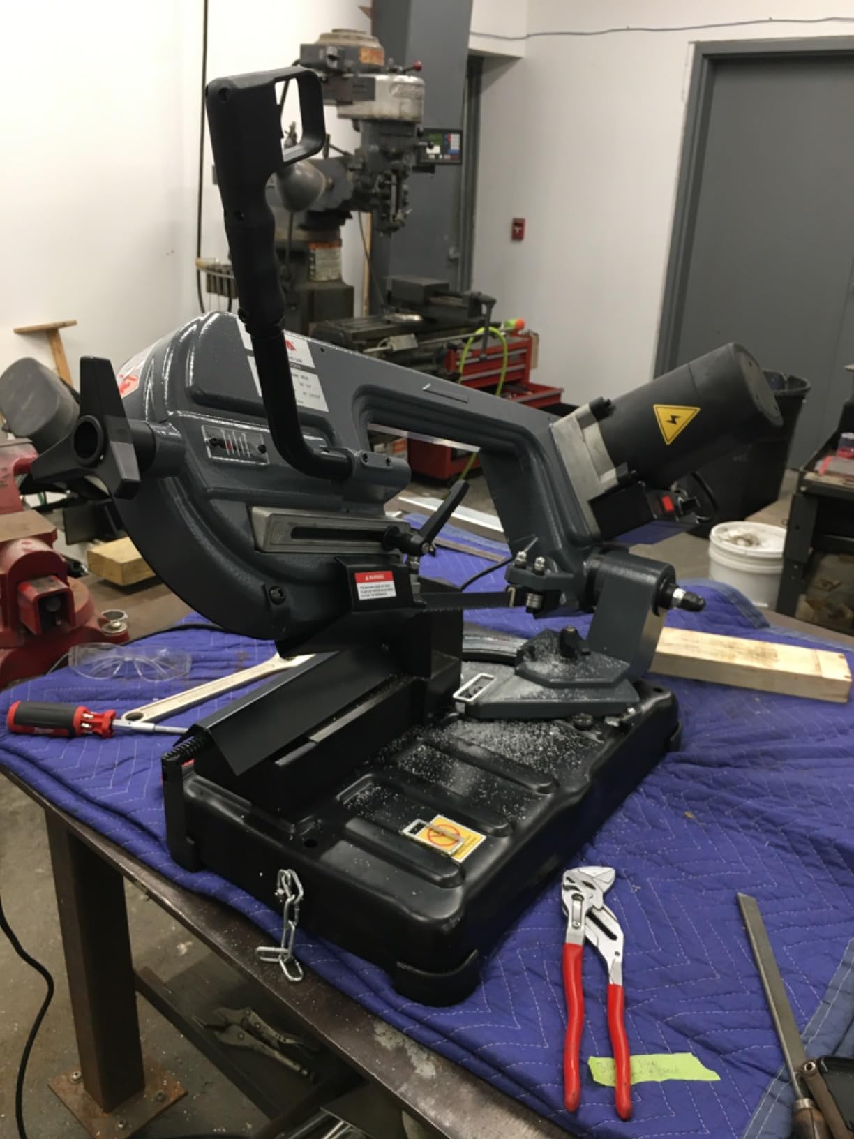KAKA Industrial Benchtop Metal Cutting Band Saw 1000W, 40-88MPM Blade Speed, 0°-45° Adjustable Table, 3.3