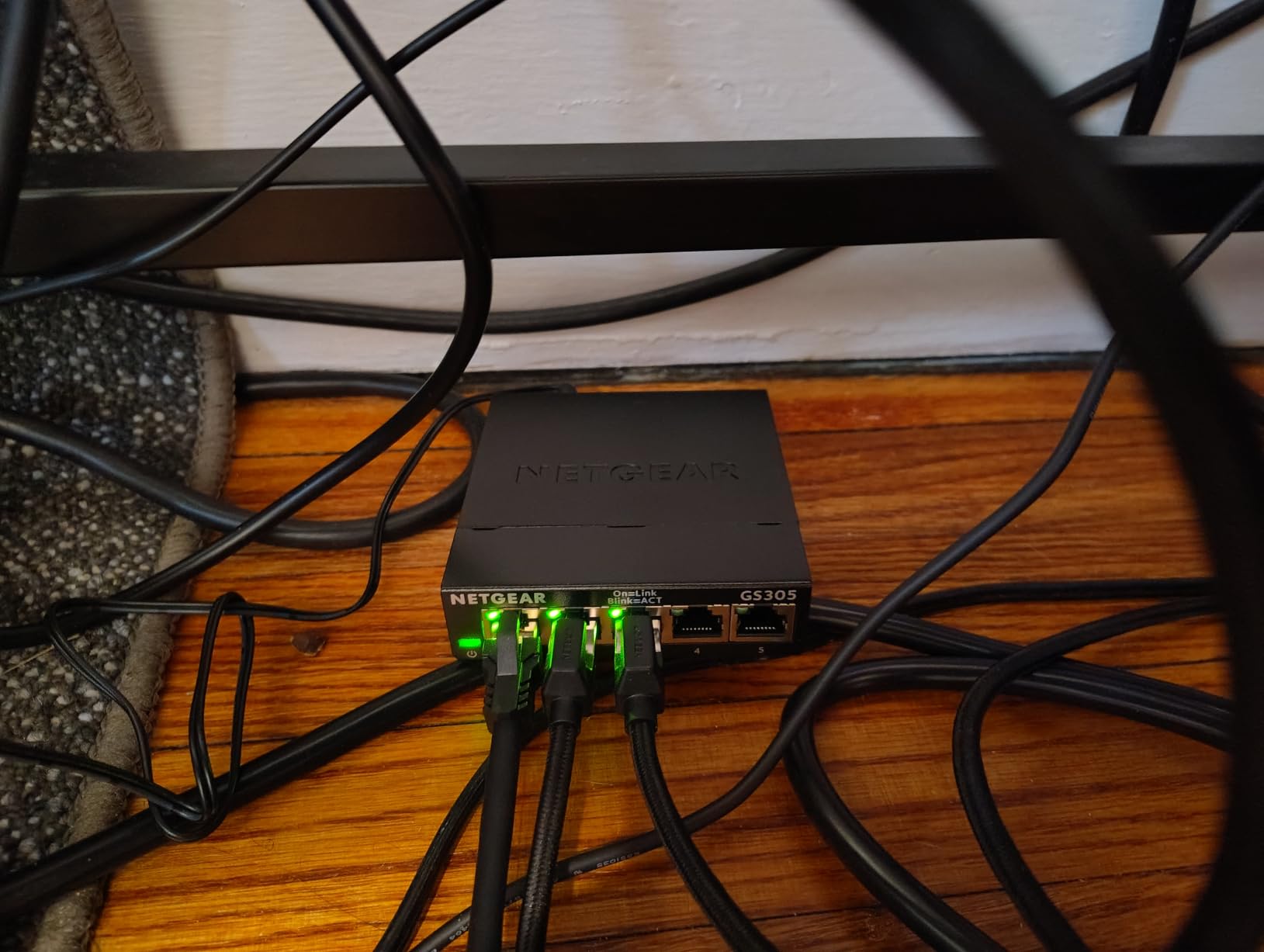 NETGEAR 5-Port Gigabit Ethernet Unmanaged Network Switch (GS305) | Essentials Model, Home Network Hub, Office Ethernet Splitter, Plug-and-Play, Silent Operation, Desktop or Wall Mount customer photo 1