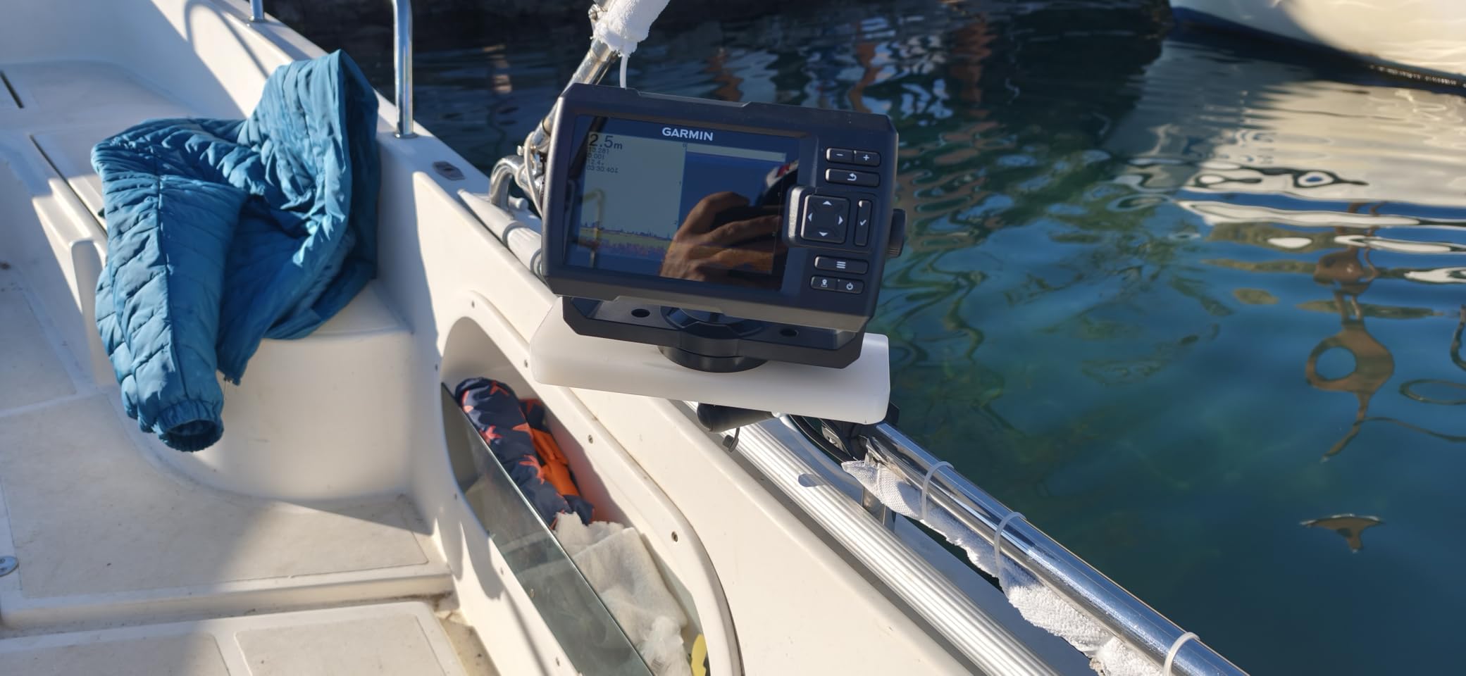 Garmin Striker Vivid 5cv, Easy-to-Use 5-inch Color Fishfinder and Sonar Transducer, Vivid Scanning Sonar Color Palettes (010-02551-00) customer photo 2