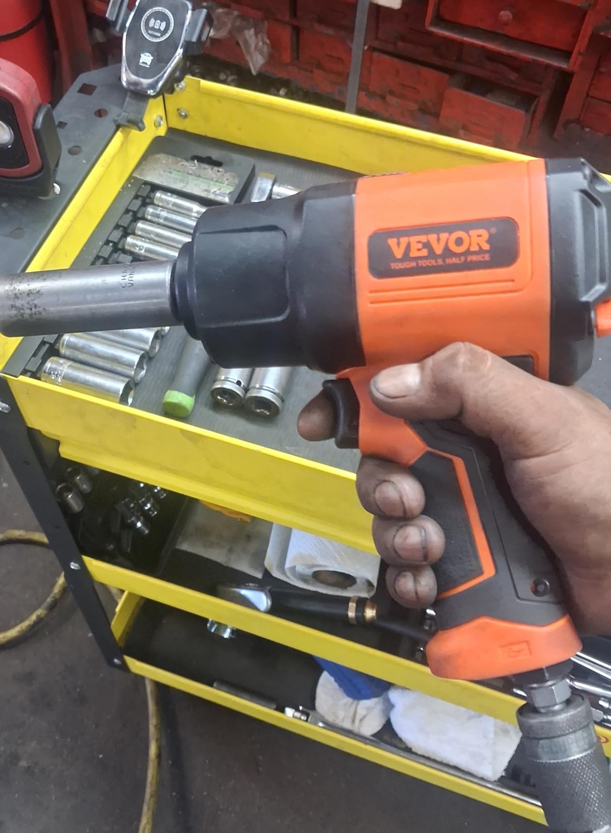 VEVOR 1/2-Inch Air Impact Wrench - High Torque 1400 ft-lbs - Lightweight 4.6 lb - Includes 11-Piece CR-V Steel Impact Socket Set & Carrying Case customer photo 2
