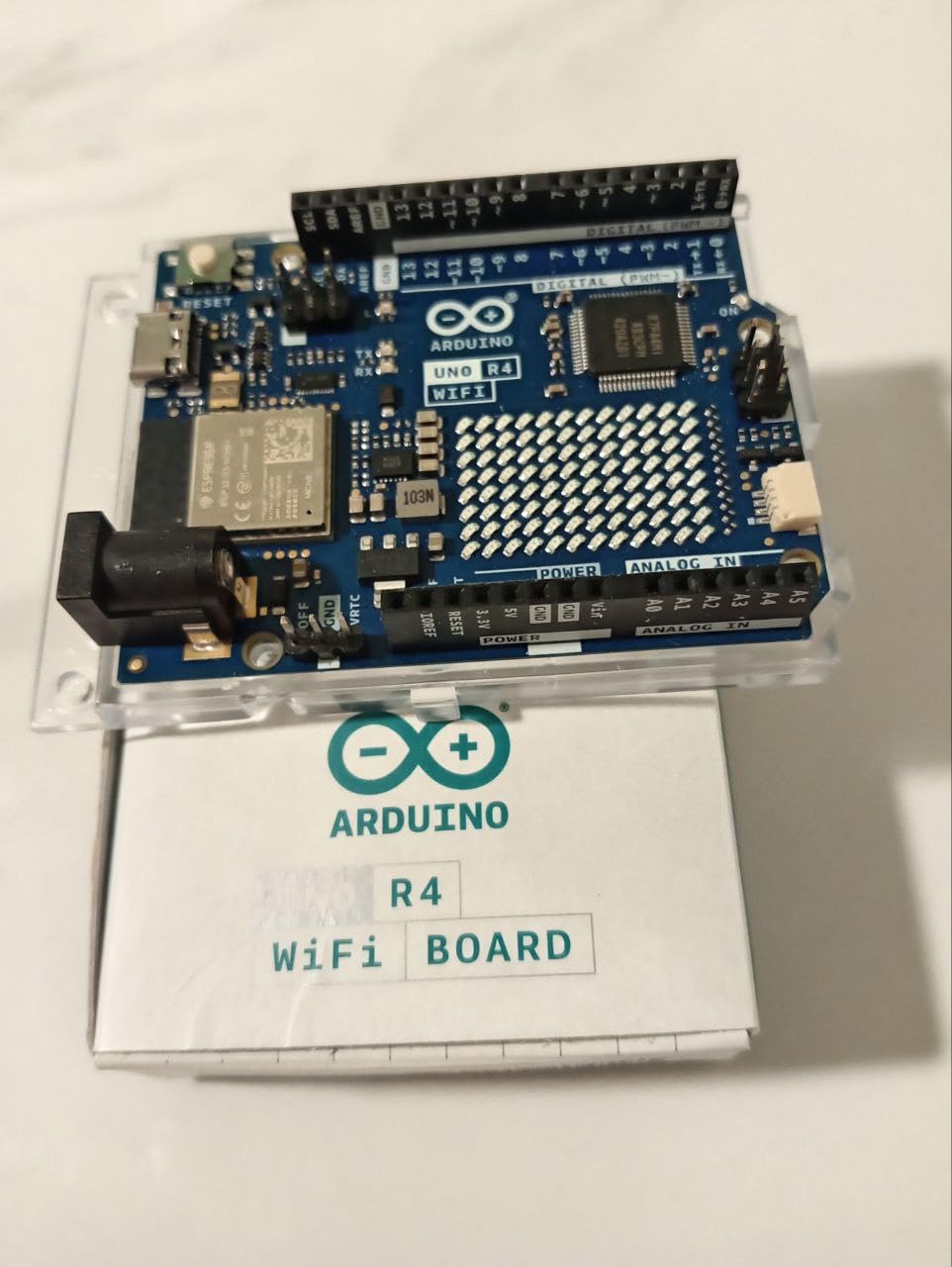 Arduino UNO R4 WiFi [ABX00087] - Renesas RA4M1 + ESP32-S3, Wi-Fi, Bluetooth, USB-C, CAN, 12-bit DAC, OP AMP, Qwiic Connector, 12x8 LED Matrix for Advanced IoT & Embedded Projects customer photo 1