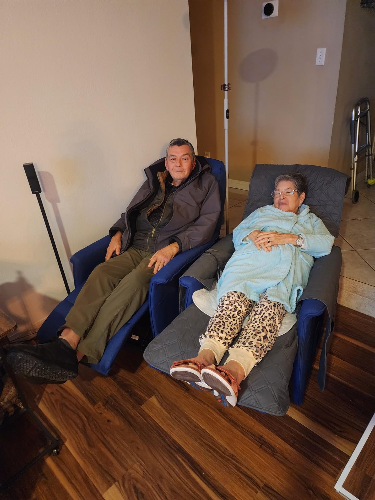 Power Lift Recliner Chair for Elderly, Easy Assembly, Fabric Lift Chair for Adults, Recliner Sofa with Remote Control, Side Pockets for Living Room, Blue customer photo 1