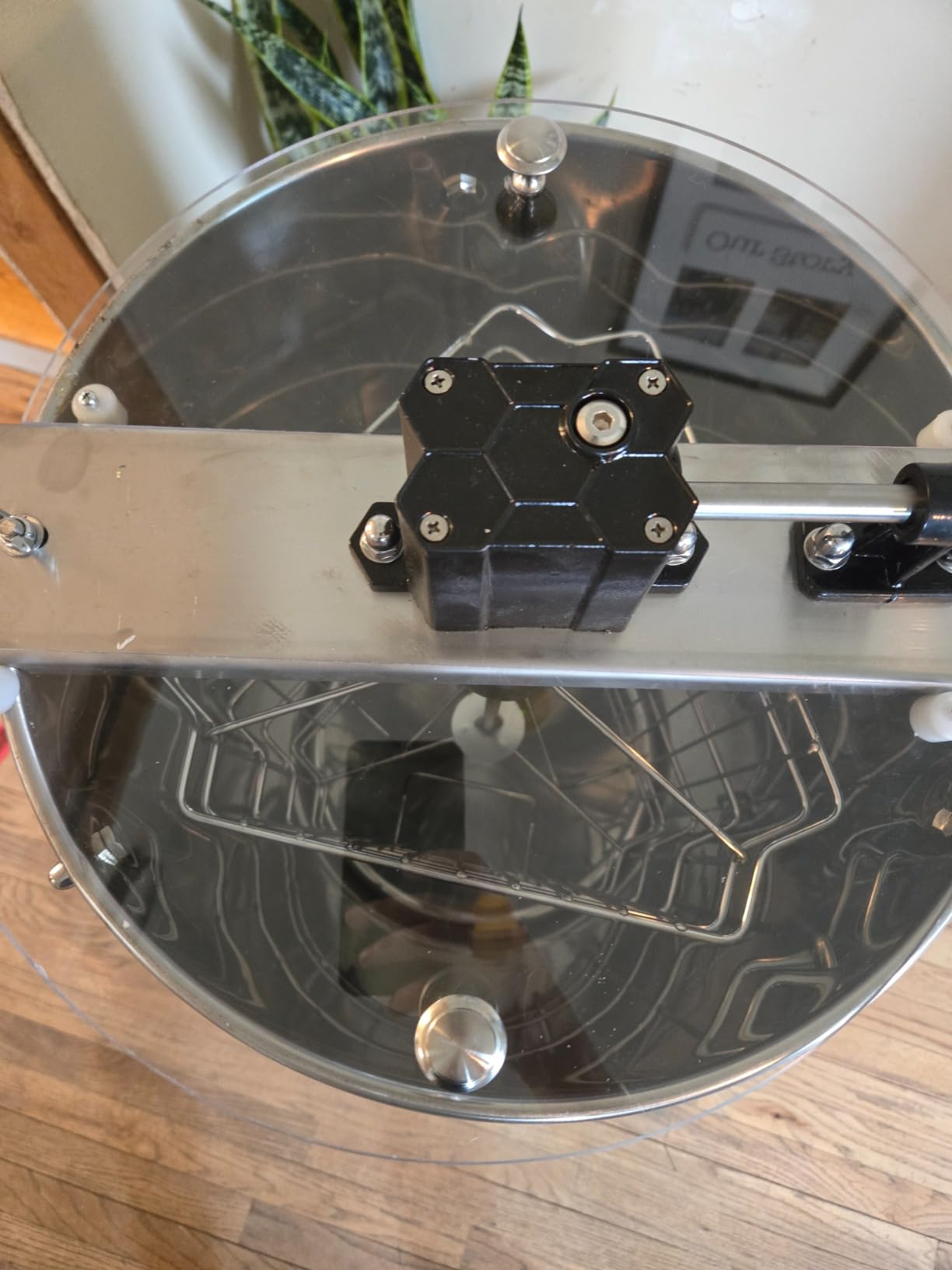 Honey Lake 4/12 Frame Manual Honey Extractor, Food Grade Stainless Steel Honeycomb Drum Spinner with Transparent Lid, Beekeeping Equipment for Honey Extraction with Height Adjustable Stand customer photo 1