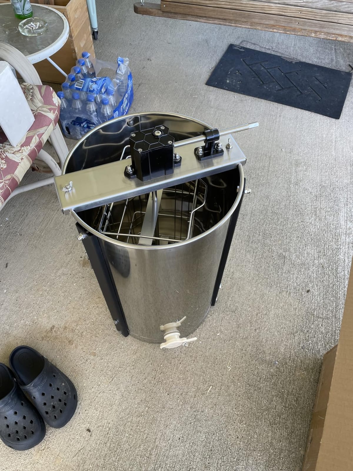 Honey Lake 4/12 Frame Manual Honey Extractor, Food Grade Stainless Steel Honeycomb Drum Spinner with Transparent Lid, Beekeeping Equipment for Honey Extraction with Height Adjustable Stand customer photo 2