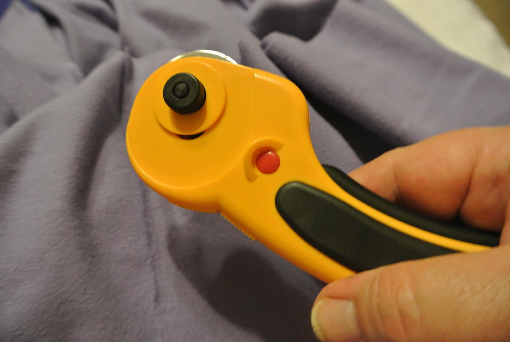 OLFA 45mm Ergonomic Squeeze-Handle Rotary Cutter (RTY-2/DX) - Auto-Retract customer photo 1