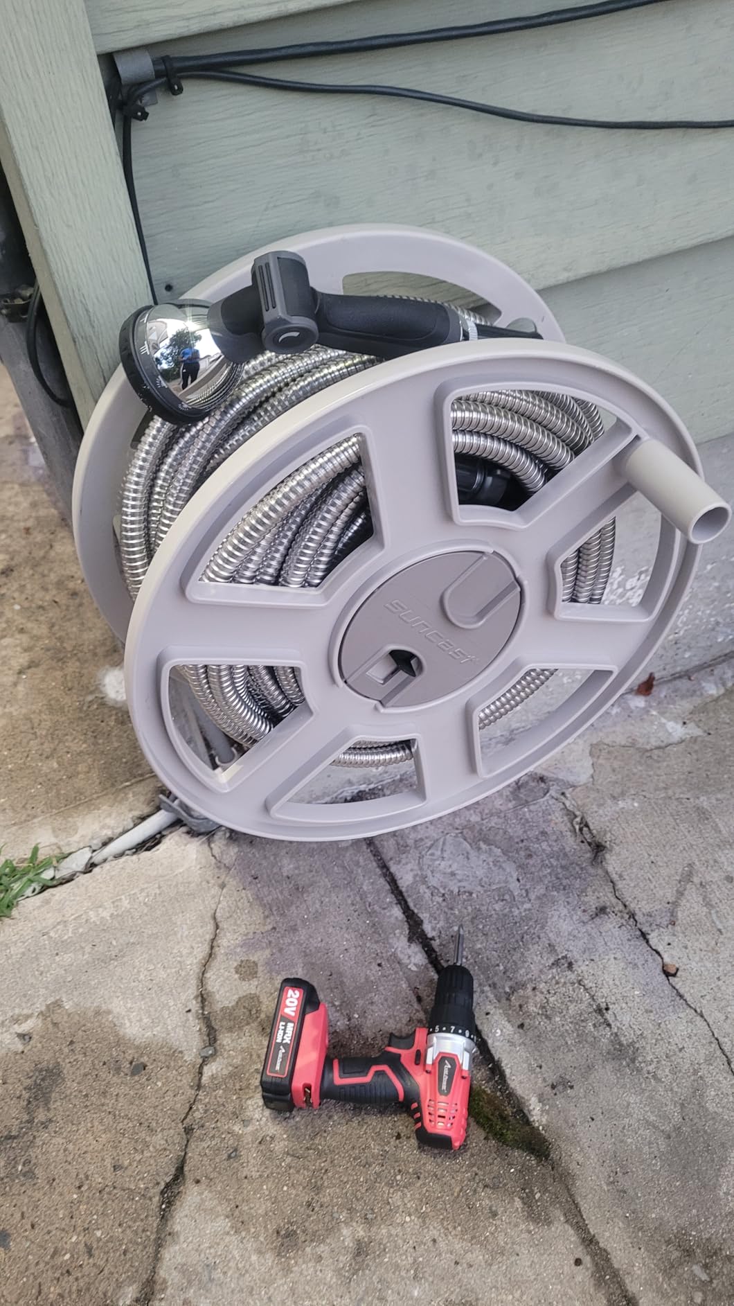 Suncast Sidewinder Wall Mount Garden Hose Reel, 100 Feet Capacity for 5/8 Inch Standard Vinyl Hosepipe, Light Taupe – Resin Water Line Holder for Lawn, Gardening and Outdoor Watering customer photo 1