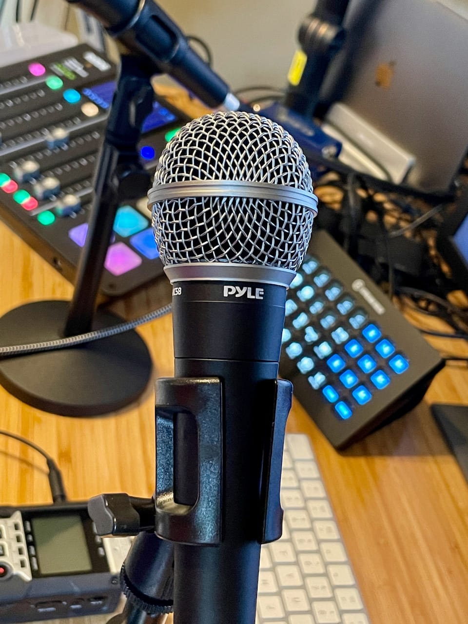 Pyle Microphone, Dynamic Cardioid, XLR Cable Included, Unidirectional, Rugged Construction, Built-in Pop Filter, Perfect for Stage & Studio, High Gain, Ultra-Wide Frequency Response, 15ft Cable customer photo 2