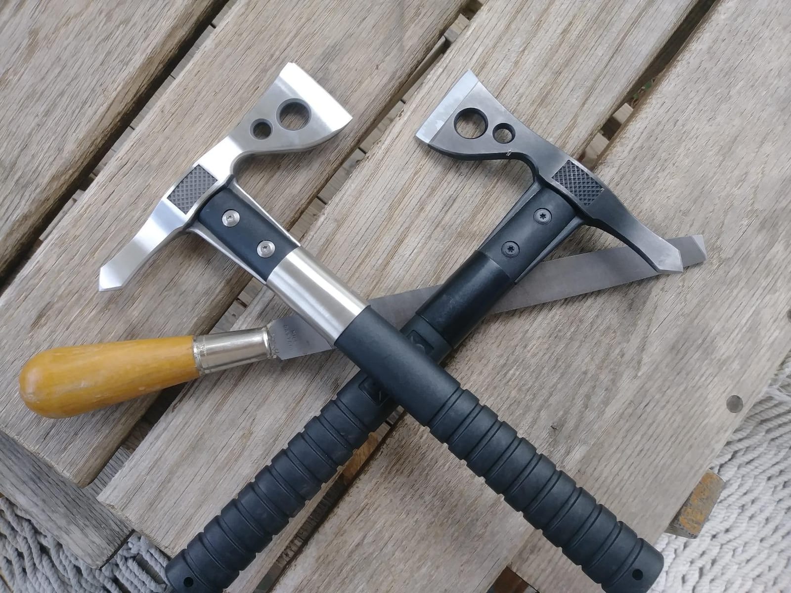 SOG FastHawk- Lighter, Faster, Agile Throwing Hatchet, Versatile Survival Tactical Axe for Competition Throwing and Camping, Hunting and Packing-Black (F06TN-CP) customer photo 1