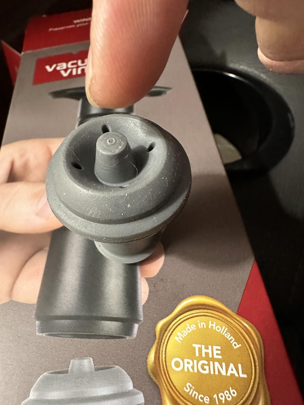 Vacu Vin Original Wine Pump - 1 Vacuum Wine Stopper - Wine Saver - Black customer photo 2
