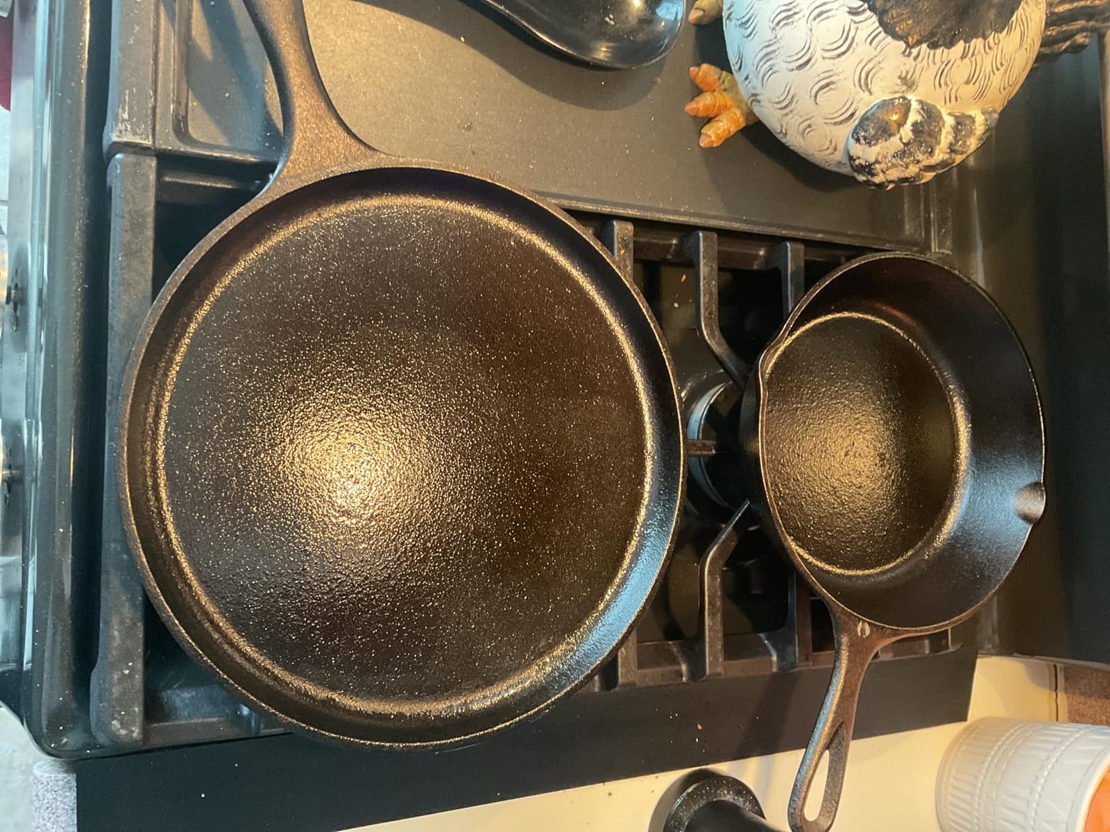 Lodge Cast Iron 5-Piece Set, PFAS-Free Pre-Seasoned Kitchen Set | PFAS-Free Cast Iron Set Includes Skillets, Griddle & Dutch Oven for Non-Toxic Everyday Cooking, Made in USA customer photo 2
