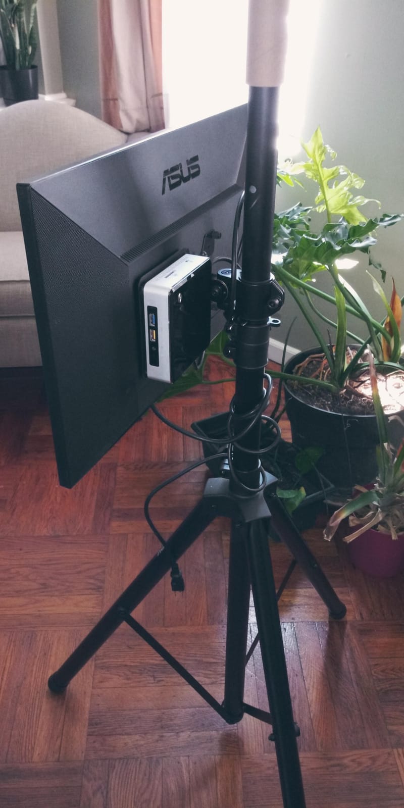 Pyle Universal Speaker Tripod Stand Mount - 6' Sound Equipment Holder Height Adjustable Up to 70 Inches For Speakers w/ 35mm Compatible Insert Perfect for Home, On Stage or In Studio Use customer photo 1