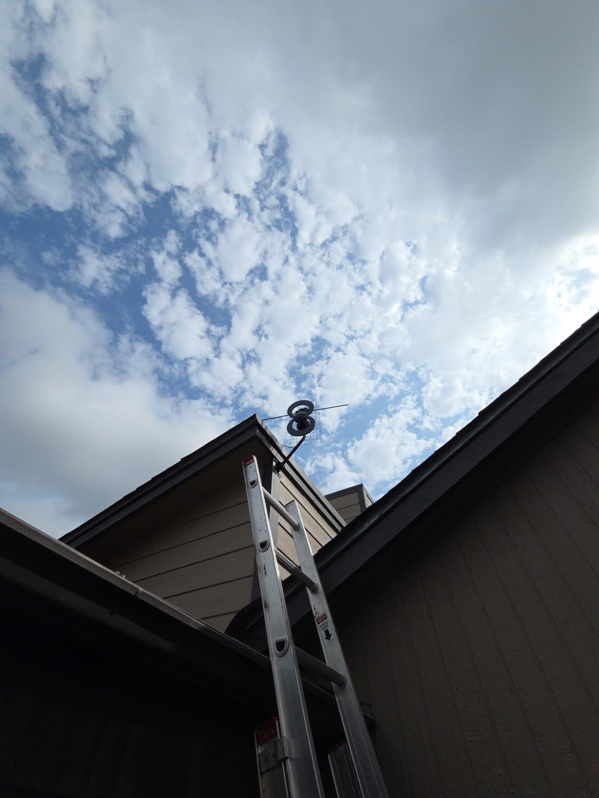 Antennas Direct ClearStream 2V Indoor Outdoor TV Antenna UHF VHF Multi-Directional, 60+ Mile Range, 4K 8K UHD, NEXTGEN TV - w/Reflector, 20-inch Mast customer photo 2