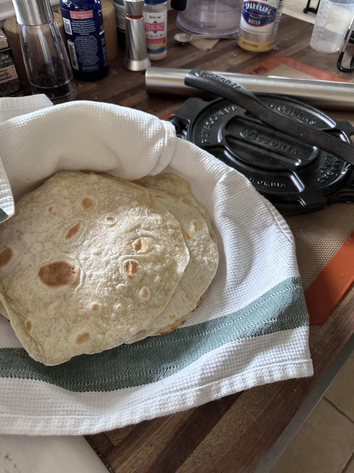 Victoria Cast Iron Tortilla Press, Roti Maker and Tortilladora, Pataconera Seasoned with Flaxseed Oil, Made in Colombia, Traditional Style, Black, 8-Inch customer photo 2
