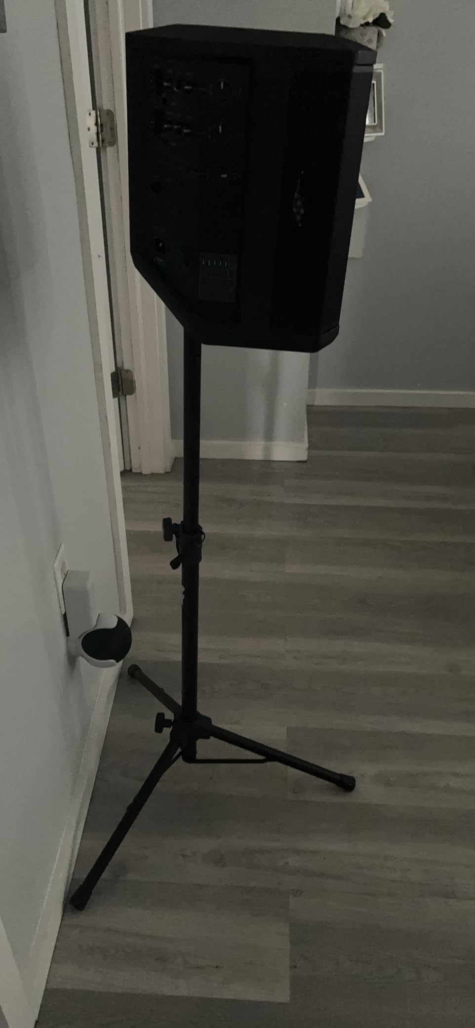 On-Stage SSAS7000B Mini Adjustable Speaker Stand (Folding, Portable, PA Loudspeaker Setup, Tripod Base, Nonslip Rubber Feet, Adjustable Height, 1 3/8″ Mounting Pole, 60 lb Capacity, Aluminum, Black) customer photo 2