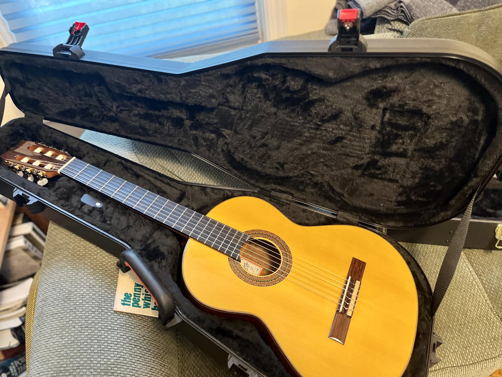 Gator Cases Molded Flight Case for Classical Style Acoustic Guitars with TSA Approved Locking Latch (GTSA-GTRCLASS) customer photo 1