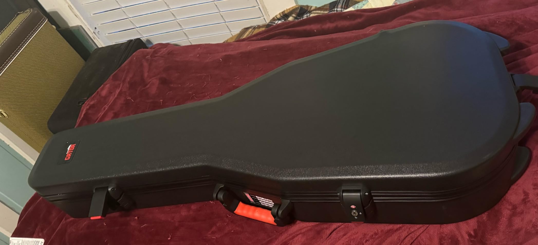 Gator Cases Molded Flight Case for Classical Style Acoustic Guitars with TSA Approved Locking Latch (GTSA-GTRCLASS) customer photo 2