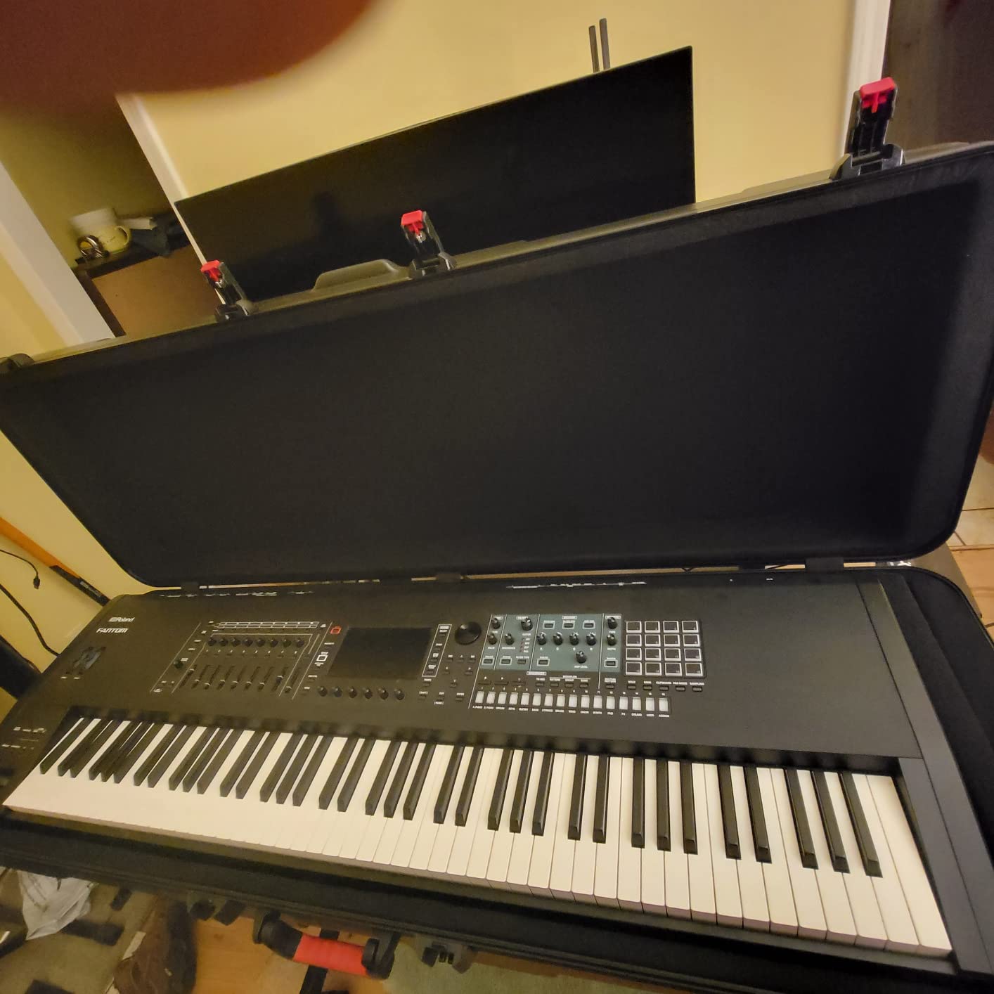 Gator Cases Frequent Flyer's Series Molded Flight Case for 49-Note Keyboards with TSA Approved Locking Latches and Recessed Wheels (GTSA-KEY49) customer photo 1