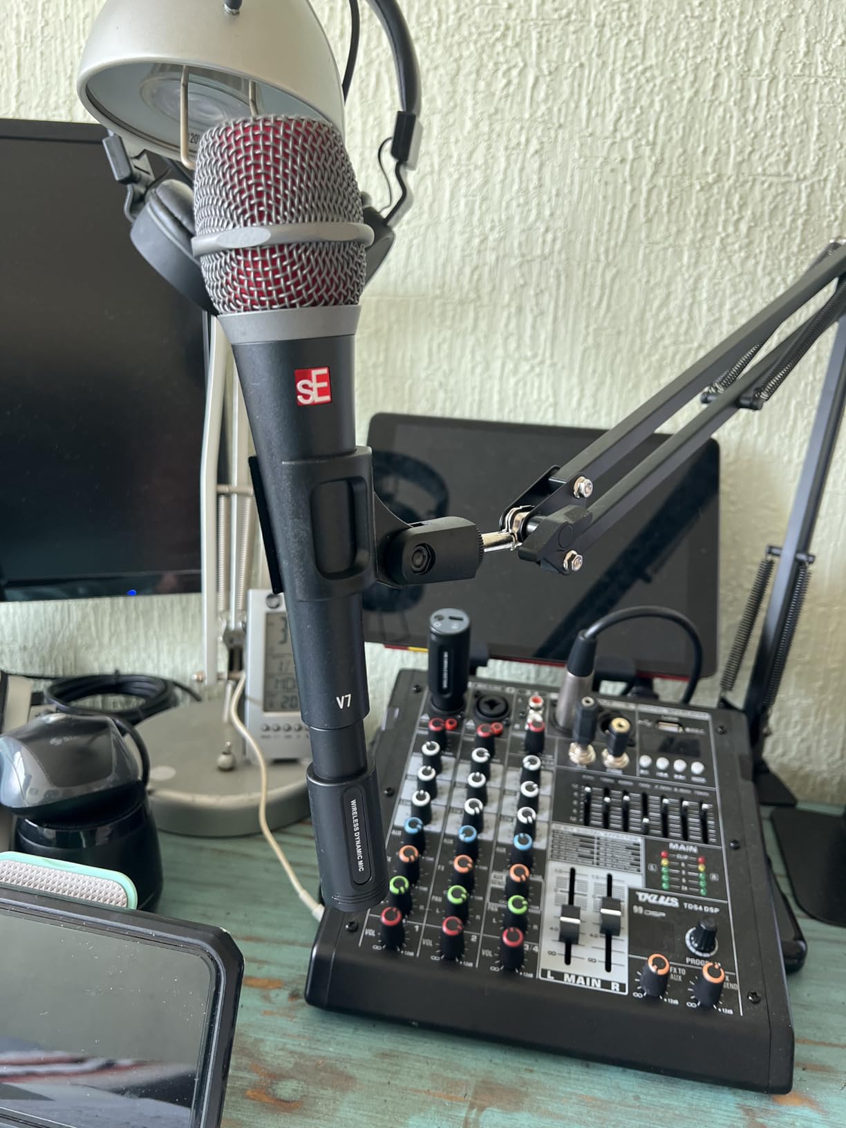 SE ELECTRONICS V7 Dynamic Microphone for Singing, Speech & Studio Recording - XLR Handheld Professional Microphone with Supercardioid Aluminum Voice Coil for Huge Gain Before Feedback - Grey customer photo 1