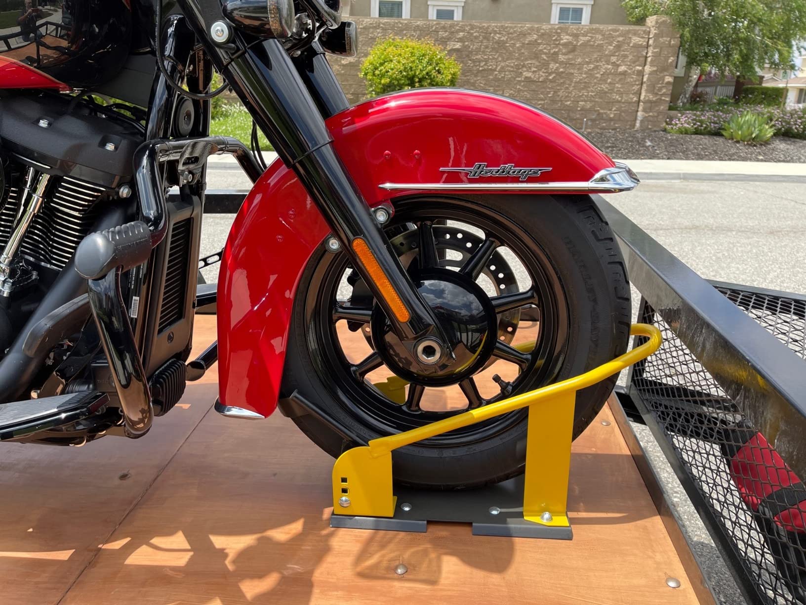 MaxxHaul Motorcycle Wheel Chock - Pivoting Self-Locking Cradle - Fits 14 to 21 Inch Tires - Universal Trailer and Garage Stand (80077) customer photo 2