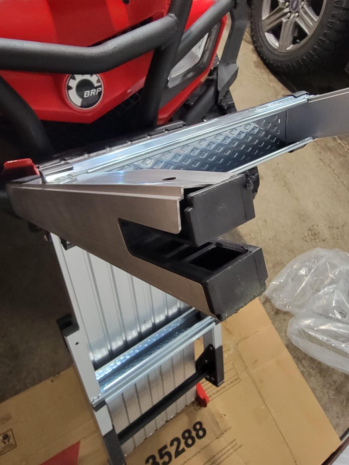 Giantex Aluminum Platform Non-Slip Folding Work Bench Drywall Stool Ladder 330lbs Capacity customer photo 1